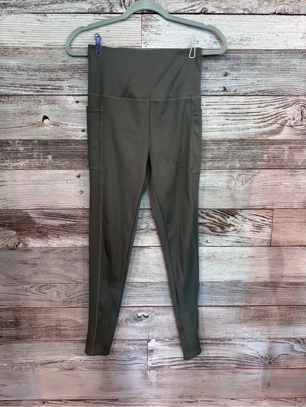 High-Waist Ribbed Olive Leggings with Pockets